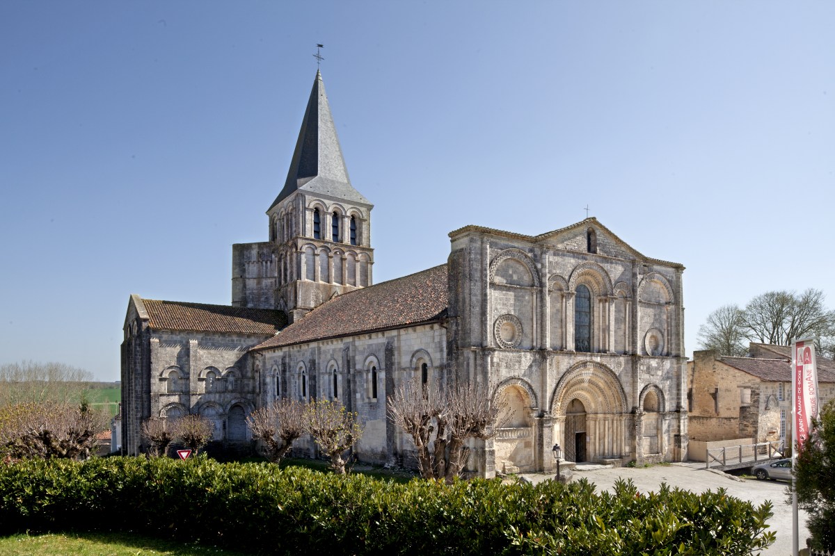 L’abbaye de Saint-Amant-de-Boixe (Charente)