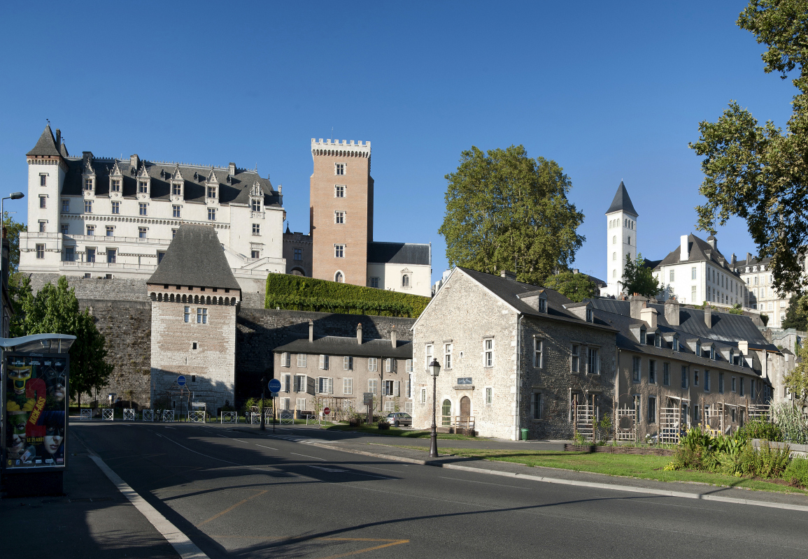 Situé à Pau (Pyrénées-Atlantiques), le parlement de Navarre, dont dépendait le Béarn au XVIIIe siècle
