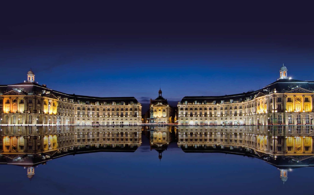 La place de la Bourse à Bordeaux (Gironde) est un projet de l'intendant Boucher, réalisé à partir de 1731 sur les plans de l’architecte Jacques Gabriel.