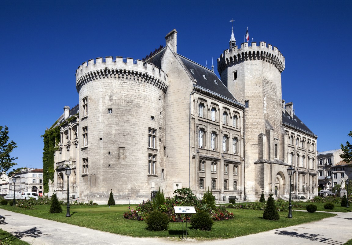 L'hôtel de ville d’Angoulême (Charente), inauguré en 1868, est installé dans l’ancien château comtal, situé au coeur de la ville, après des travaux confiés à l'architecte Paul Abadie fils.