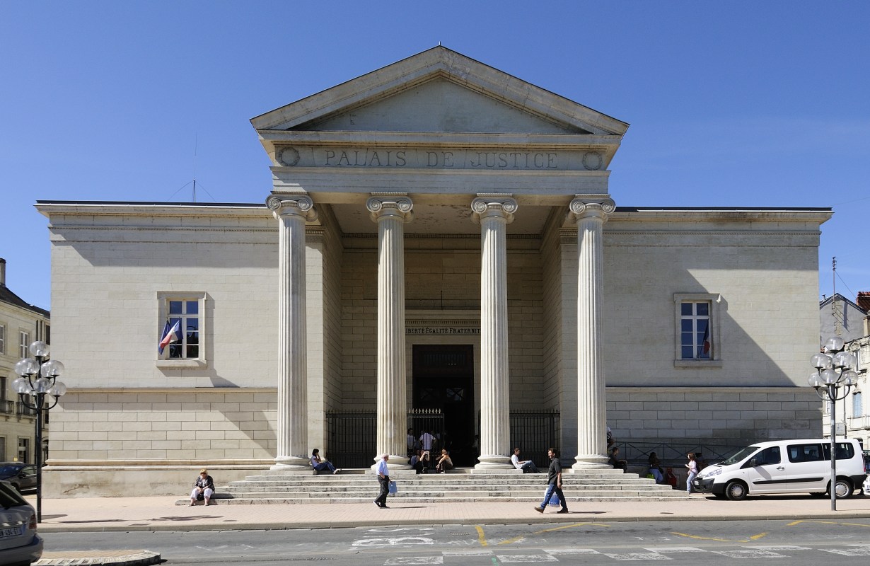 Le palais de justice de Périgueux (Dordogne) est construit de 1828 à 1839. Son architecture imposante symbolise la grandeur, la solennité et la rigueur de la justice.