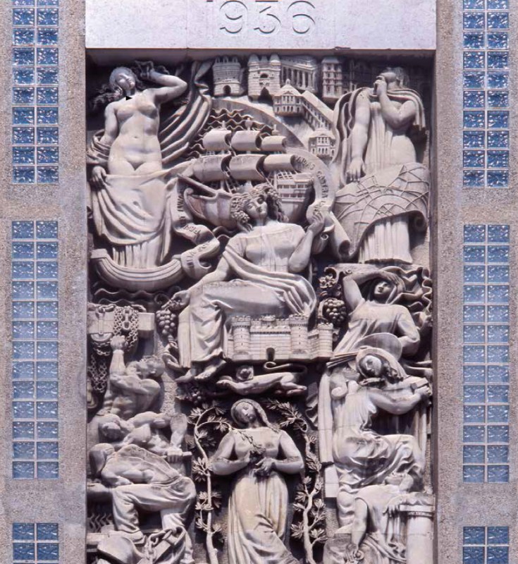 La Bourse du travail de Bordeaux (Gironde), inaugurée en 1938, a été voulue par le maire pour offrir un palais somptueux aux travailleurs, avec d'importants décors, comme ce bas-relief d'Alfred Janniot.