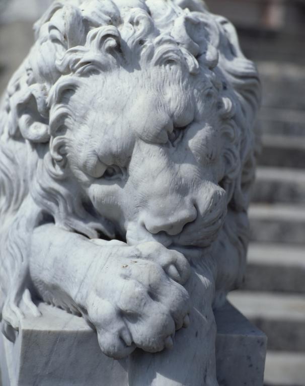 Statue : Lion situé côté est vu de face : tête et pattes antérieures (Ensemble des 2 statues de l'escalier aux Lions). Roseraie, Podensac