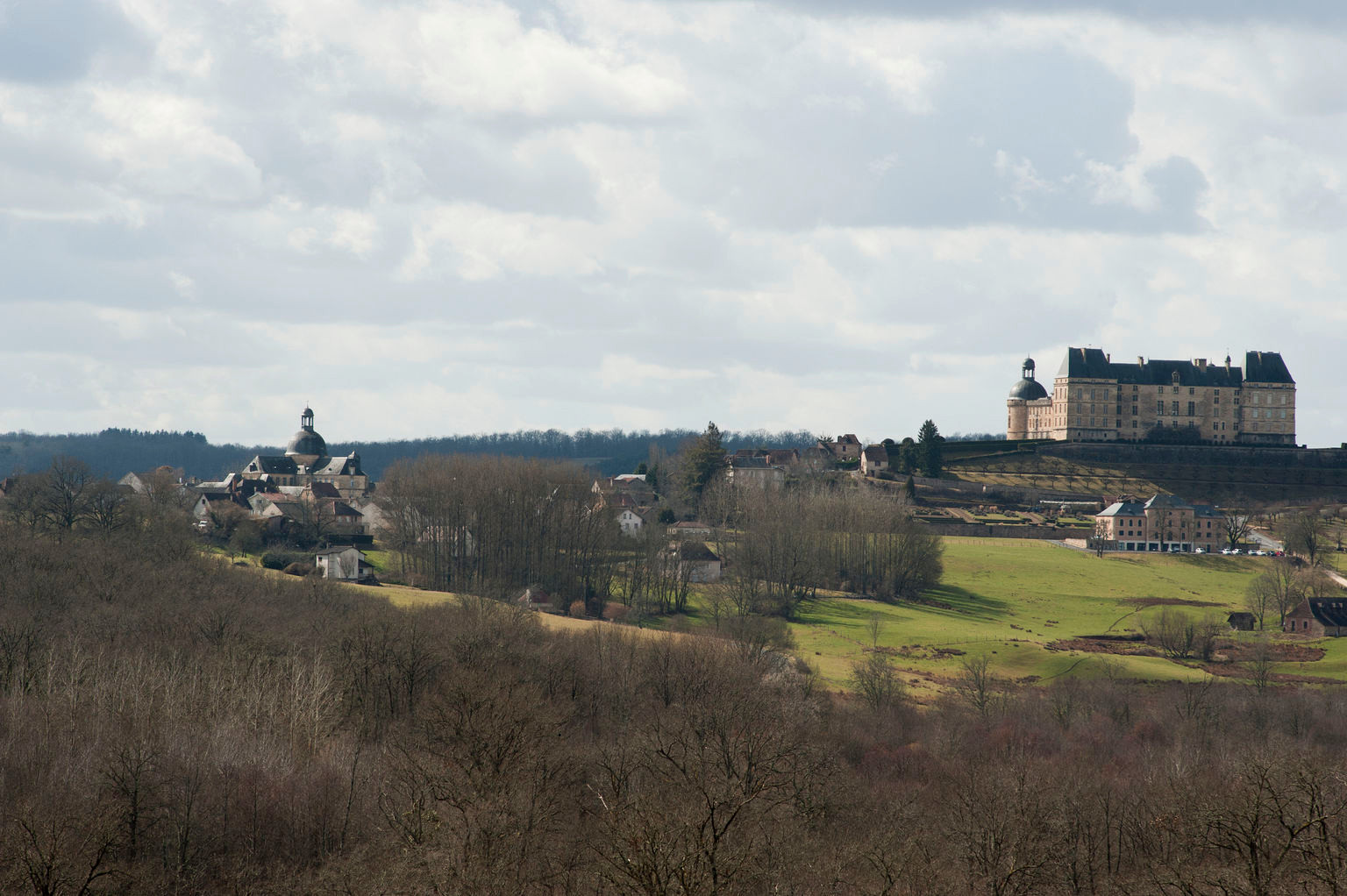Hôpital de Hautefort, Vue lointaine depuis le nord. L'hôpital à gauche ; à droite le château.