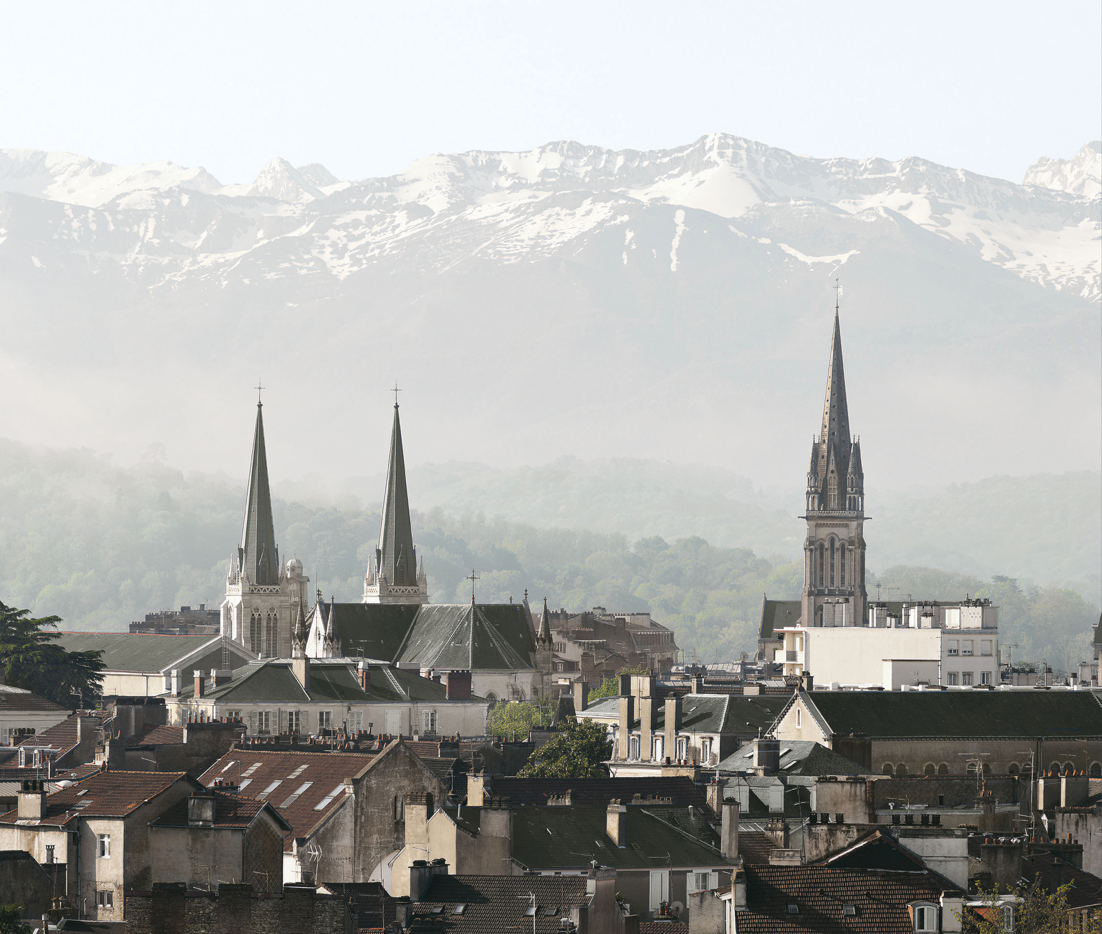 Les clochers de la ville de Pau dressés vers les Pyrénées.