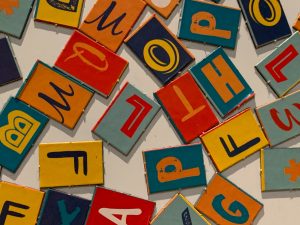 Pêle-mêle de lettres colorée en bois