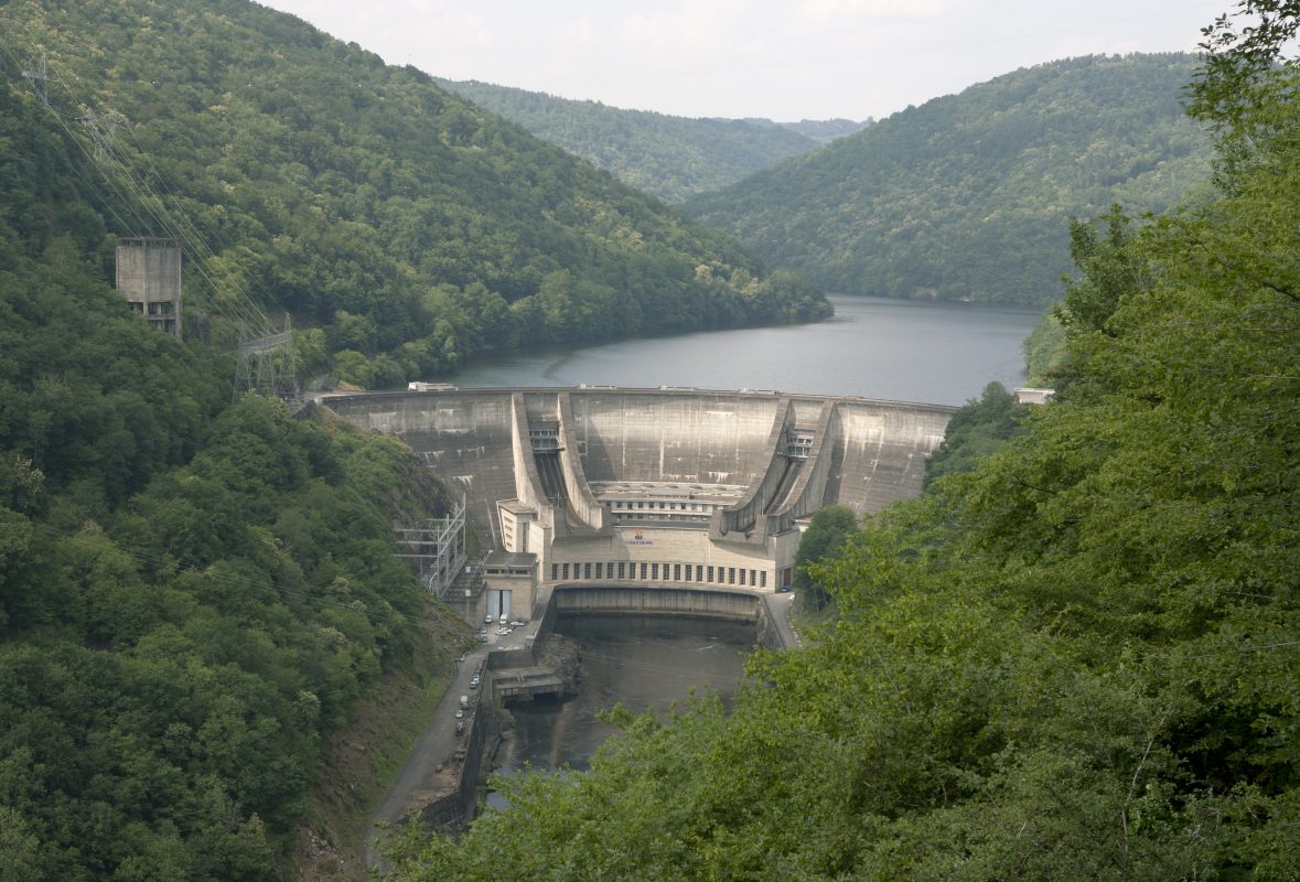 Le barrage du Chastang, sur le cours de la Dordogne, à Saint-Martin-la-Méanne (Corrèze)