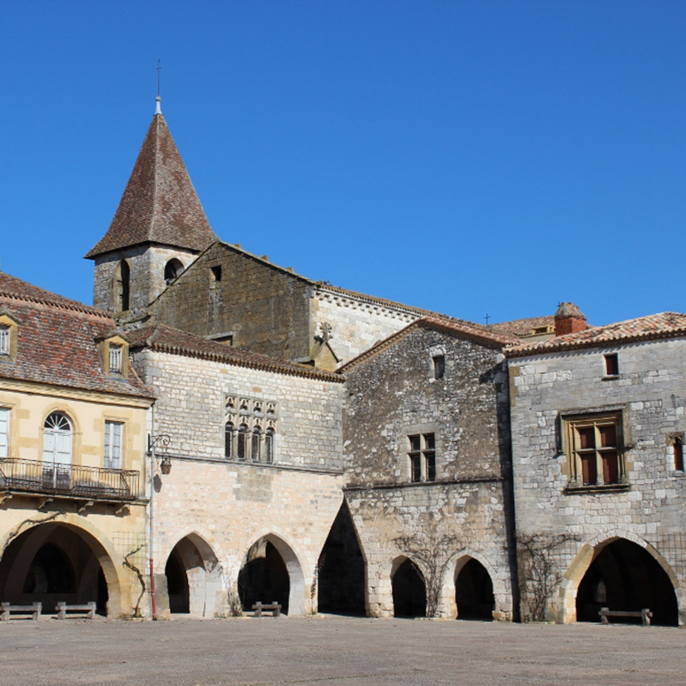 Vue de l'angle nord-est de la place des Cornières à Monpazier
