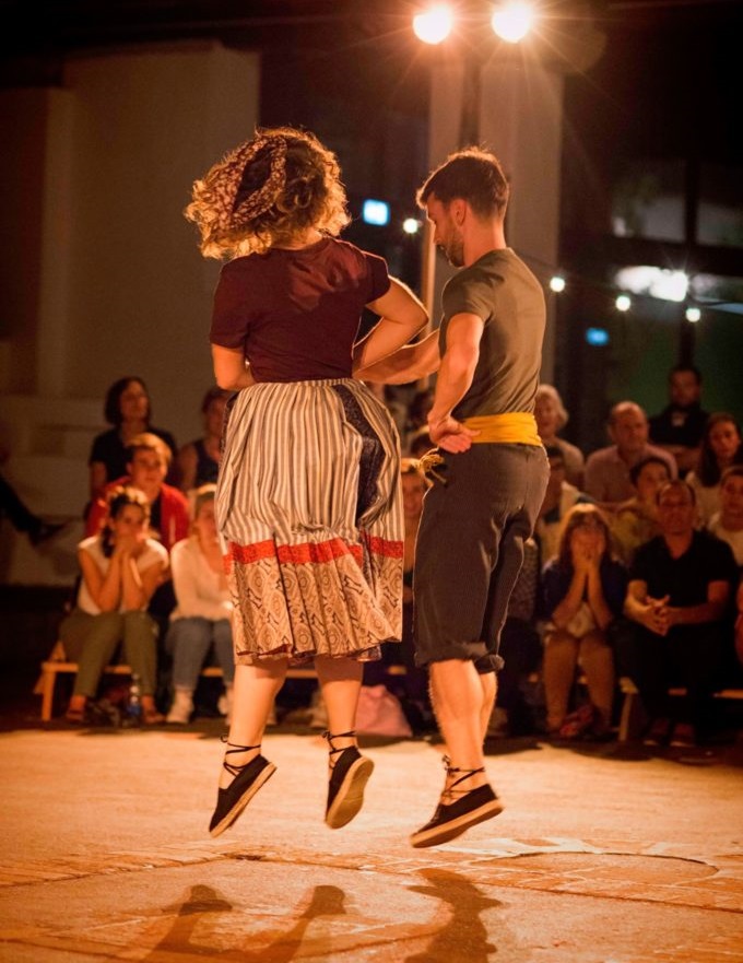 Un homme et une femme en train de faire de la danse traditionnelle