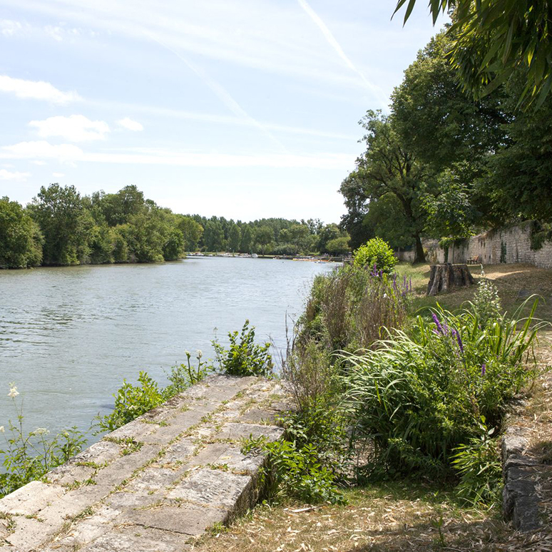 Port-d'Envaux, La Charente rive gauche. Anciens quai et chemin de halage
