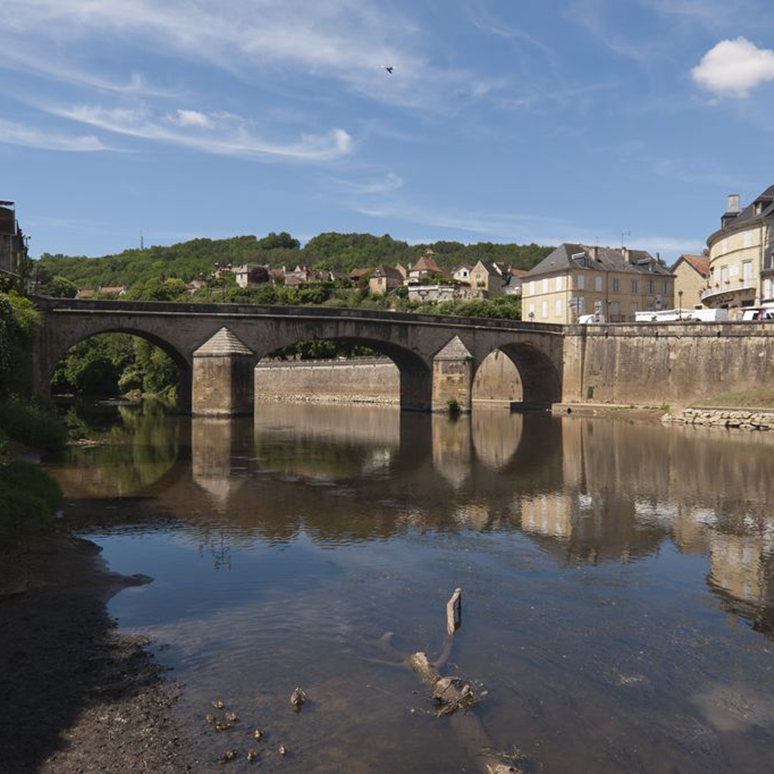 Pont urbain sur la Vézère à Montignac