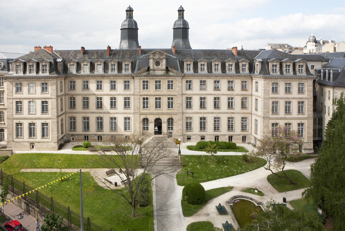 Le lycée Gay-Lussac, à Limoges, est implanté dans un collège d’Ancien Régime, dont la façade date de 1767. © Région Nouvelle-Aquitaine, Inventaire général du patrimoine culturel / P. Rivière.