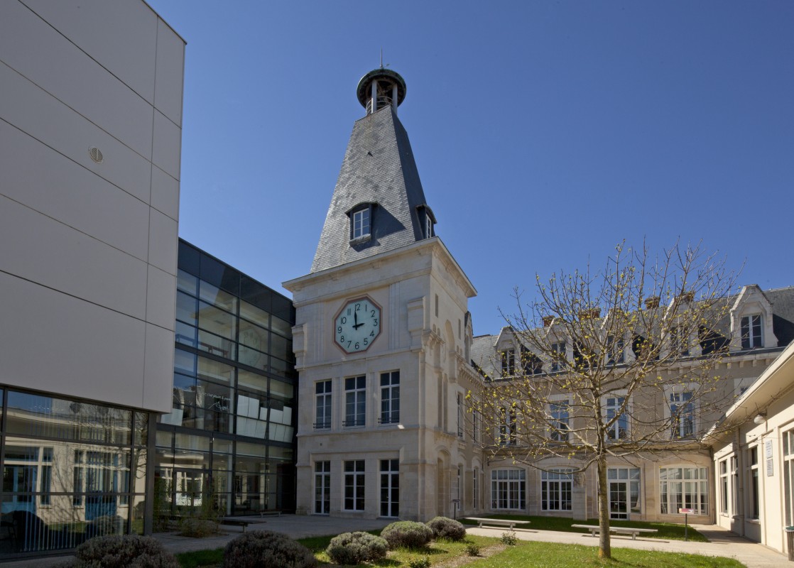 Construit entre 1922 et 1935, le lycée Victor-Hugo est à l’origine le lycée de jeunes filles de Poitiers. © Région Nouvelle-Aquitaine, Inventaire général du patrimoine culturel / R. Jean.