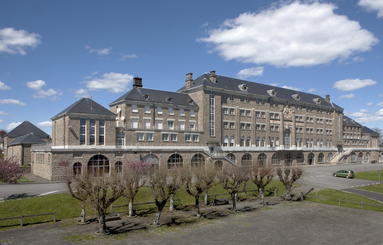 Le lycée Pierre-Caraminot d’Égletons est une ancienne École Nationale Professionnelle, construite en 1933. © Région Nouvelle-Aquitaine, Inventaire général du patrimoine culturel / P. Rivière.
