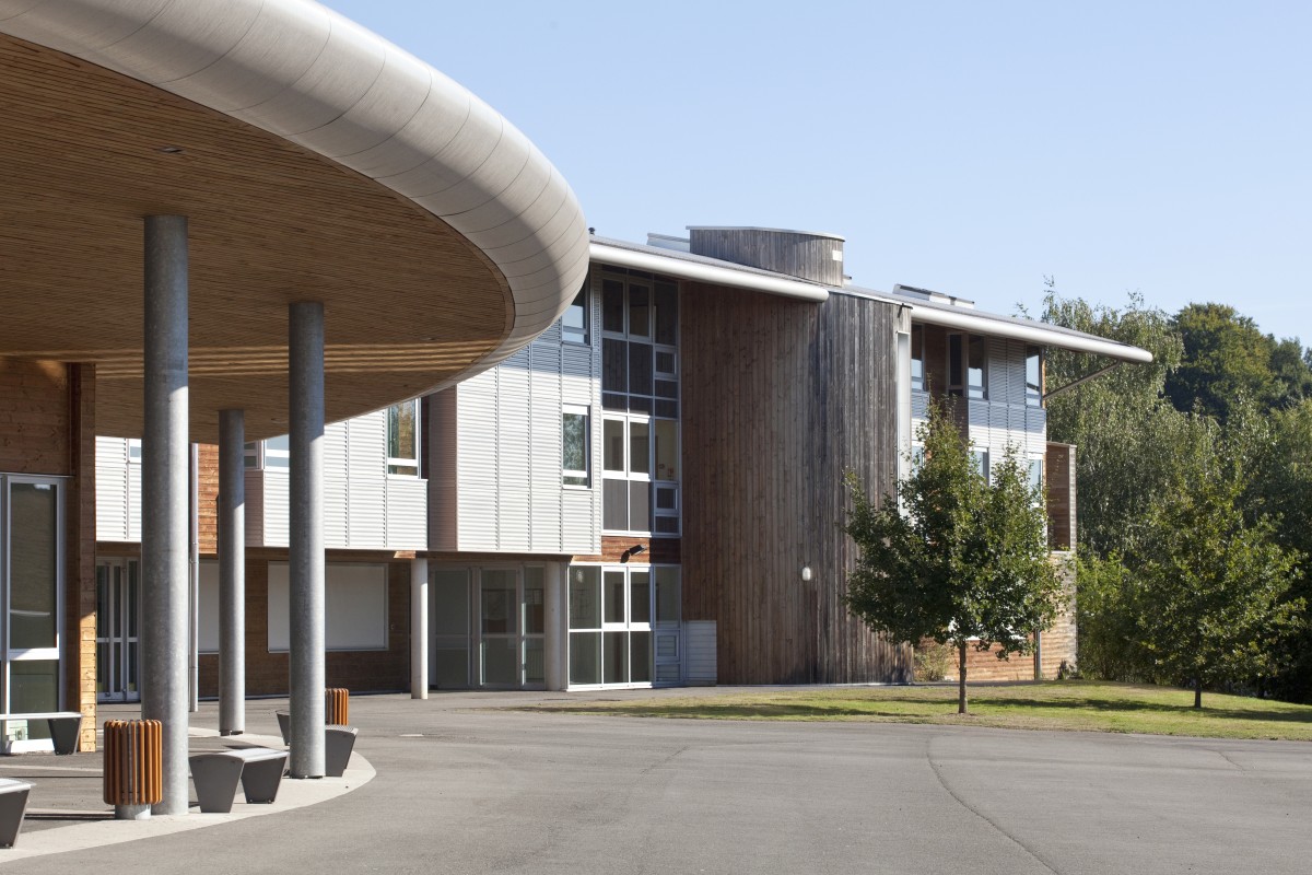 Le lycée Maryse-Bastié de Limoges est conçu en 2001 selon les normes « haute qualité environnementale ». © Lycée Maryse-Bastié.