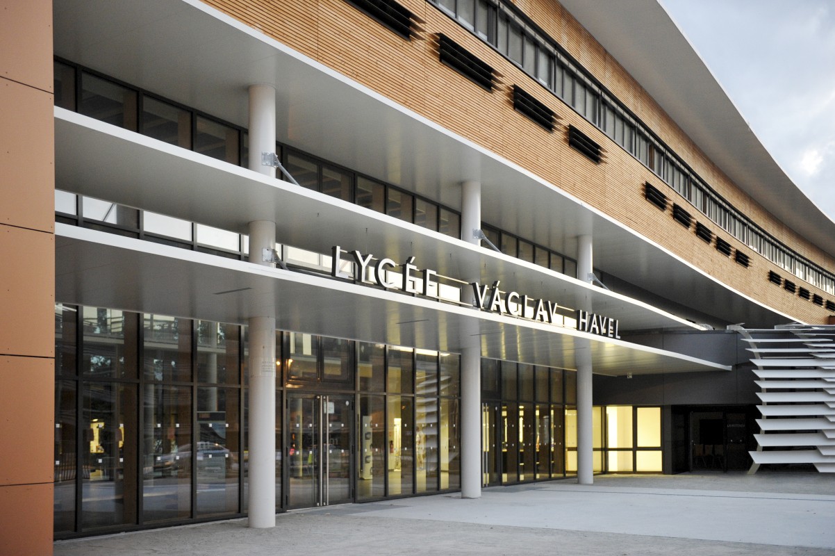 Construit en 2012, le lycée Vaclav-Havel de Bègles est le premier lycée à énergie positive en France. © Région Nouvelle-Aquitaine, Alban Gilbert.