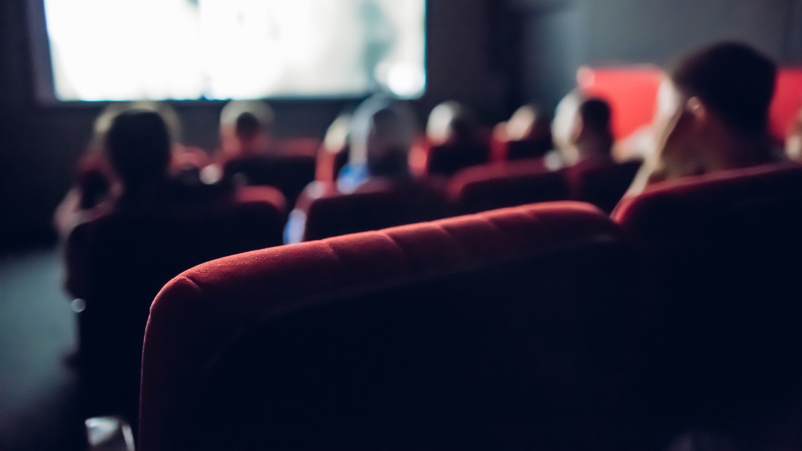 personnes regardant un film dans une salle de cinéma