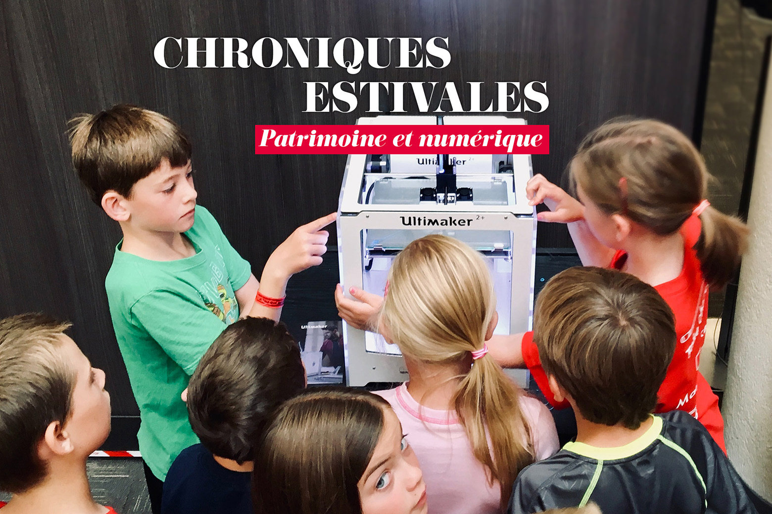 Enfants qui regardent une machine