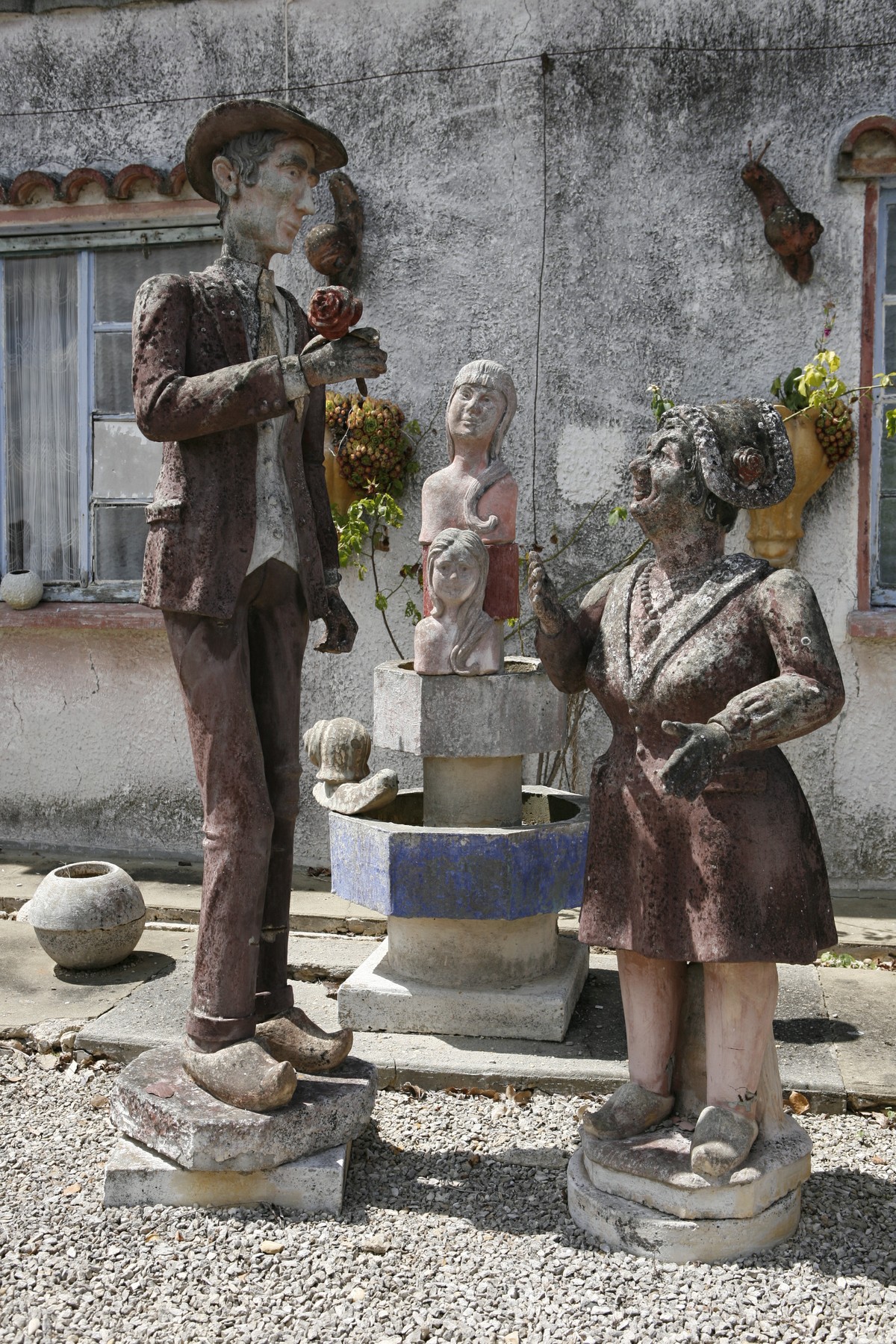 Sculptures du Jardin de Gabriel : « le couple mal assorti ». © Région Nouvelle-Aquitaine, Inventaire général du patrimoine culturel / R. Jean.