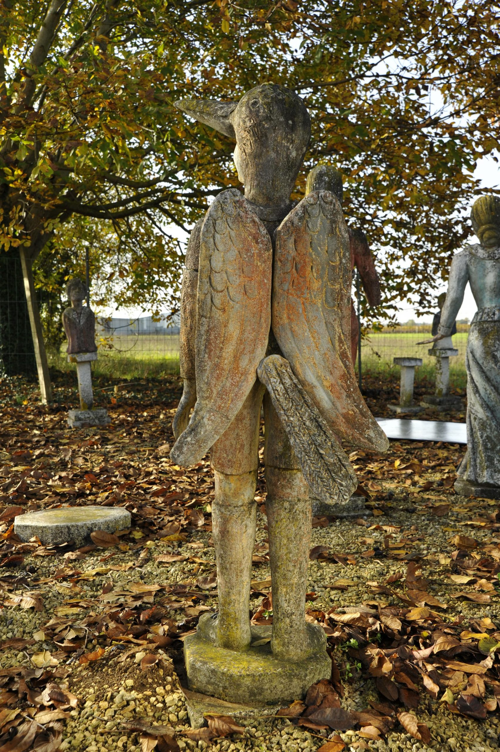 Sculpture du Jardin de Gabriel : l’enfant déguisé en corbeau. © Région Nouvelle-Aquitaine, Inventaire général du patrimoine culturel / R. Jean.