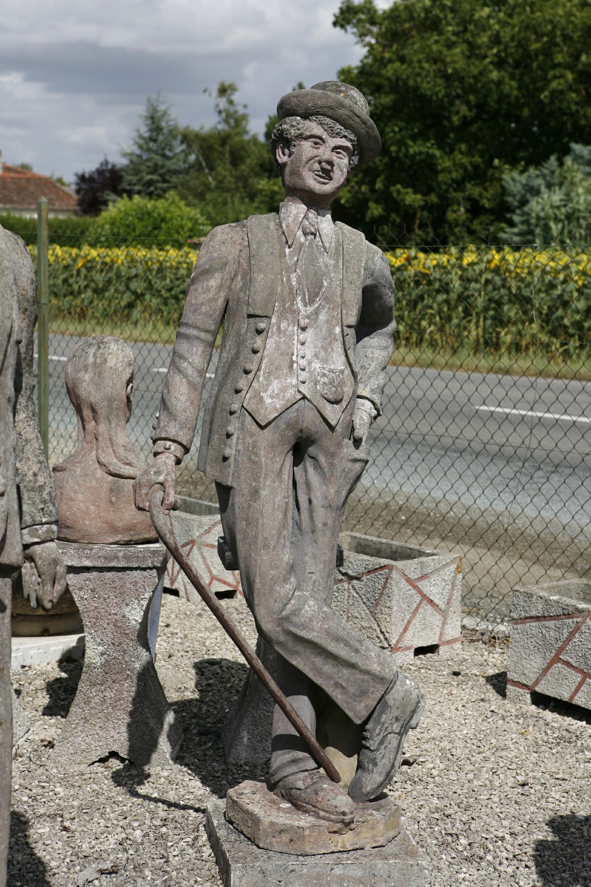 Sculpture du Jardin de Gabriel : Charlie Chaplin. © Région Nouvelle-Aquitaine, Inventaire général du patrimoine culturel / R. Jean.