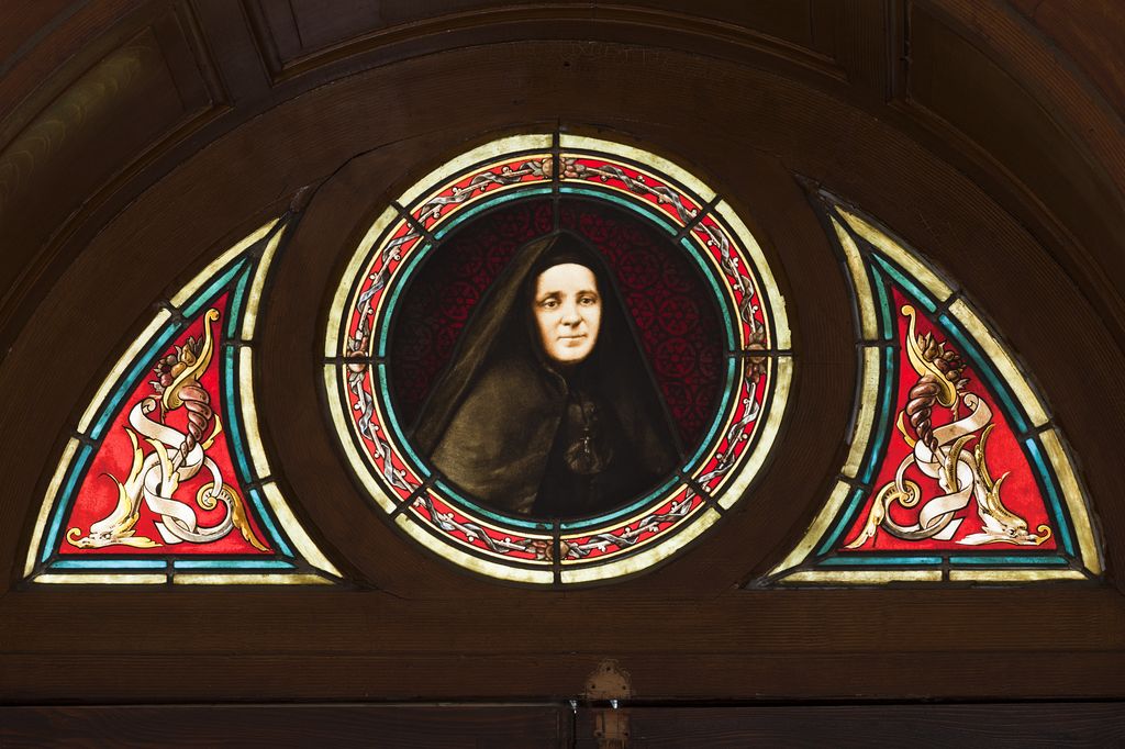 Portrait vitrifié et émaillé de Madame Sainte-Aloysia, réalisé d’après photographie. Couvent de Saint-Maur, Pau. (c) Région Aquitaine, Inventaire général - Adrienne Barroche, 2014.