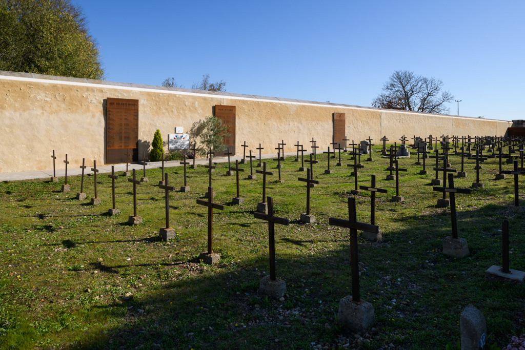 Vue des alignements de croix et du mur est. (c) Région Nouvelle-Aquitaine, Inventaire général du patrimoine culturel - Adrienne Barroche