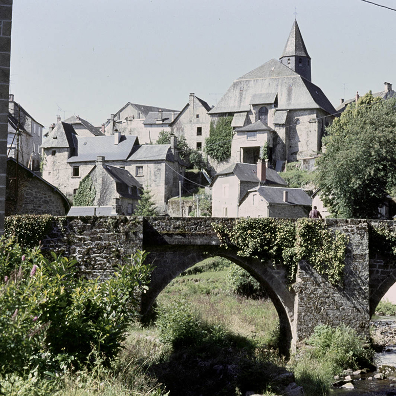 Vue générale de Treignac avec le vieux pont