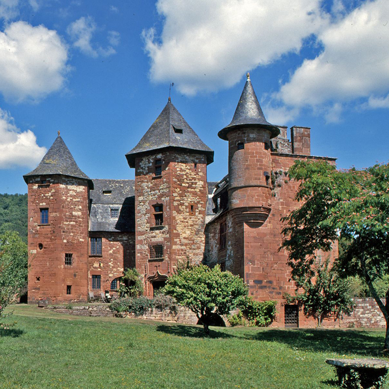 Manoir dit château de Vassignac. Elévation sud avec ses deux tours et son échauguette à l'angle du pignon aveugle sud.