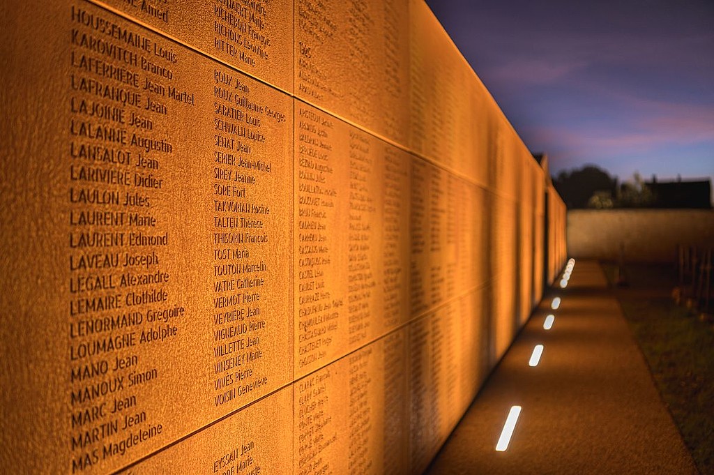Les noms des 3 400 « Oubliés » gravés sur le mur au fond du cimetière. © Roger Savry.
