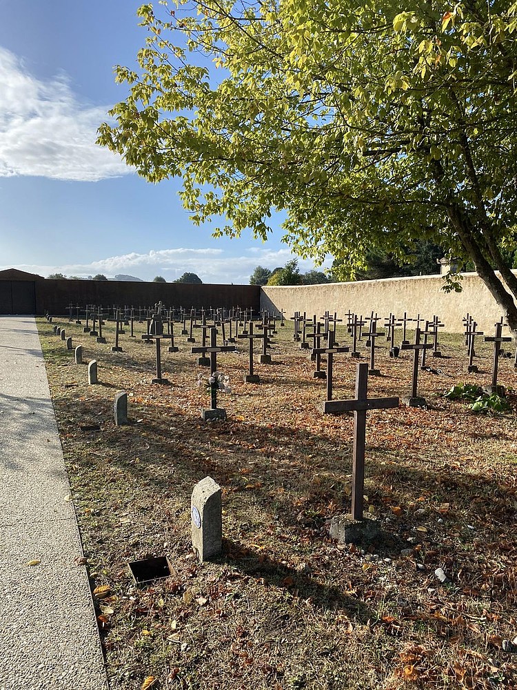 Vue du cimetière vers l'angle nord-est (après la restauration de 2020). (c) Région Nouvelle-Aquitaine, Inventaire général du patrimoine culturel - Nathalie Ramondou.