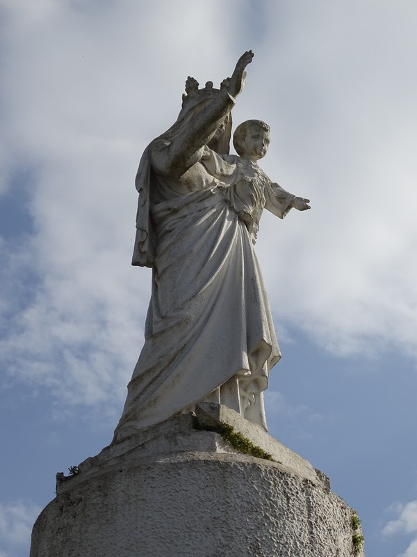 Statue de la Vierge à l’Enfant sur un monument commémoratif datant de 1951