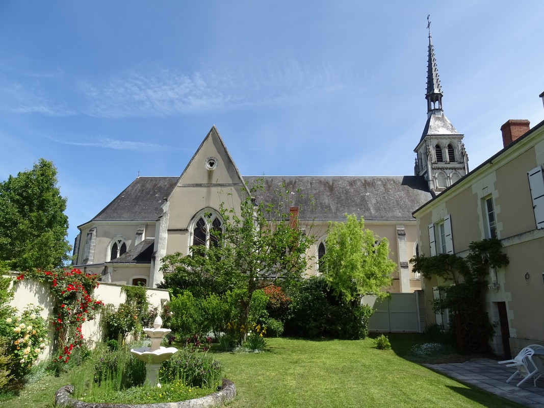 L’église Saint-Pierre depuis le jardin du presbytère