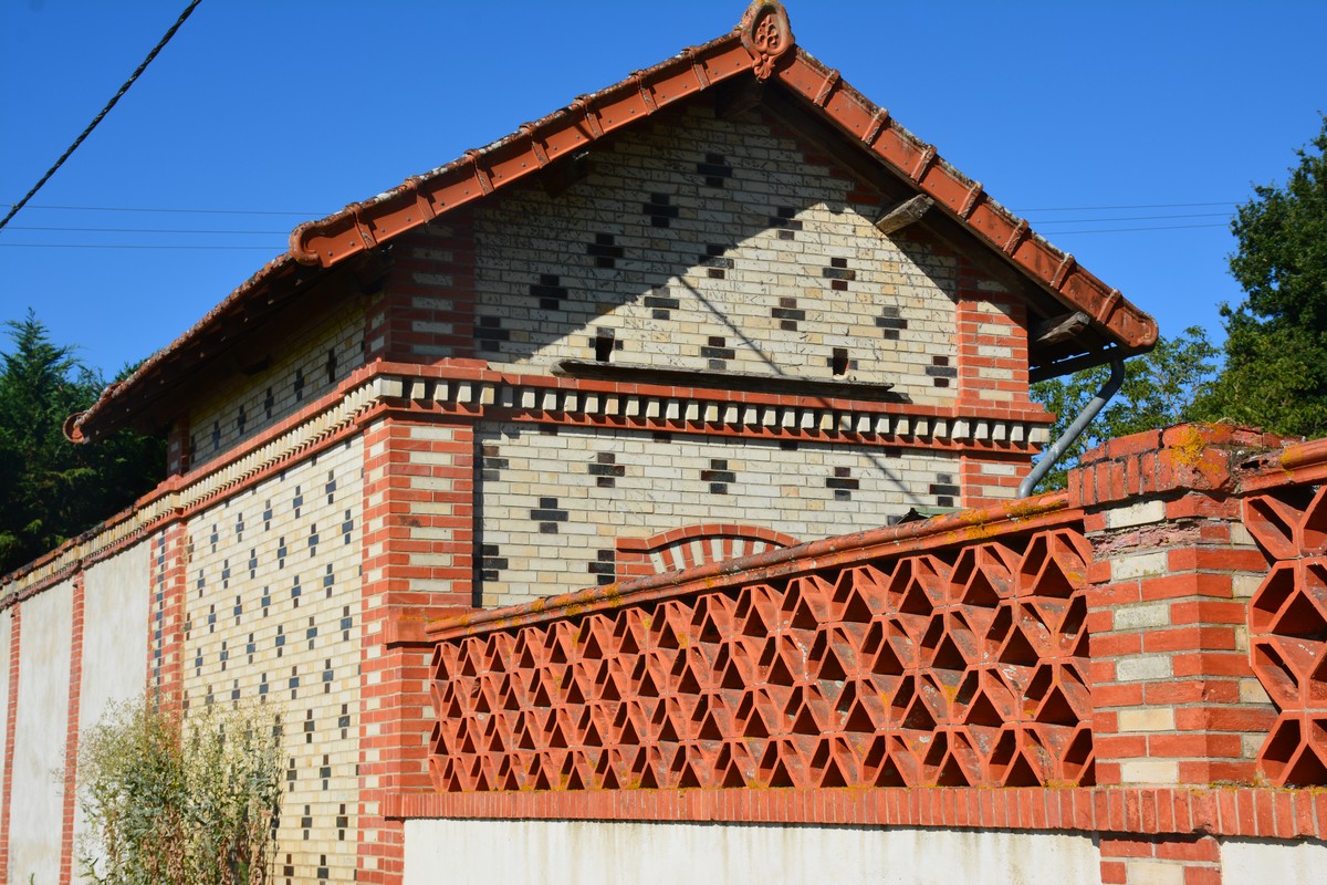 La Maison Hodde, décor de briques polychromes sur les murs d’une dépendance