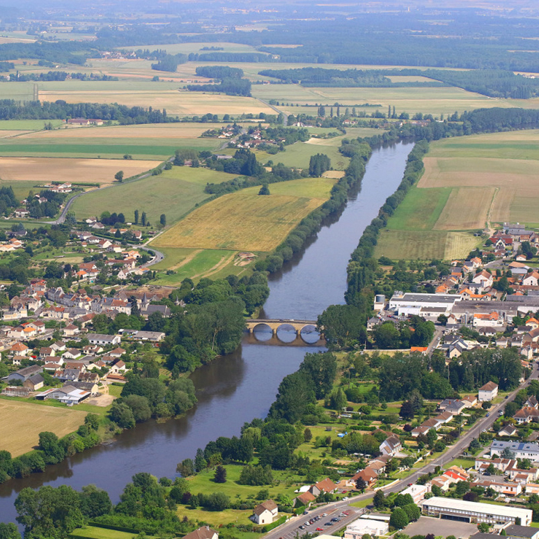 Vue aérienne de Dangé-Saint-Romain, vers le nord. © Nicolas Mahu, 2016.