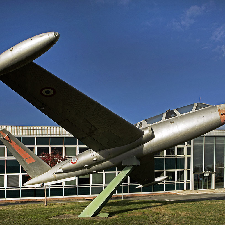 Avion Fouga Magister face à l'entrée principale, Usine de construction mécanique SOCHATA, puis Snecma, actuellement Safran Aircraft Engines, Châtellerault, (c) Région Nouvelle-Aquitaine, Inventaire général du patrimoine culturel, Beauvarlet Gilles