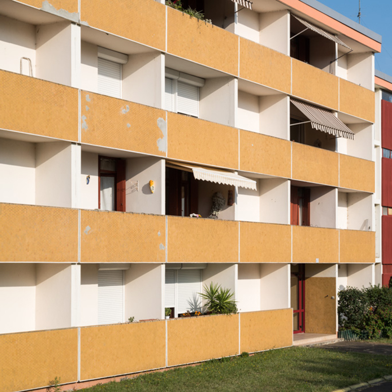 Façades de logements conçus pour les salariés du Centre d’essais des Landes à Biscarrosse-Bourg. © Région Nouvelle-Aquitaine, Inventaire général du patrimoine culturel, Adrienne Barroche, 2019.