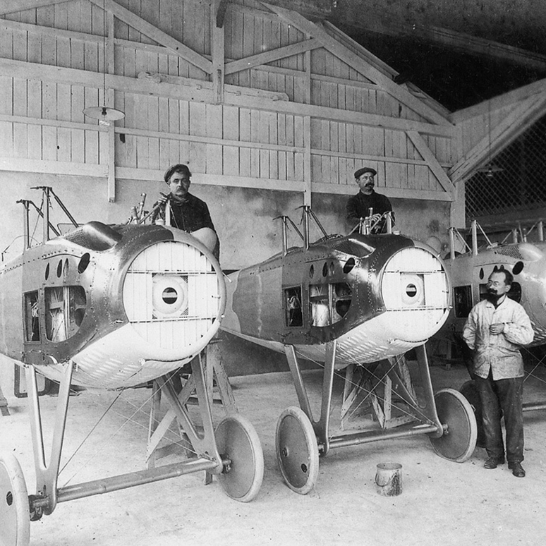 Avions SPAD en 1917 dans l’usine d’Edmond de Marçay à Bordeaux © Coll. Part. René Lemaire