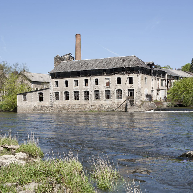 Saint-Junien, l'usine hydraulique et les séchoirs à laine vus depuis la rive gauche, (c) Région Limousin, service de l'Inventaire et du Patrimoine culturel, Philippe Rivière