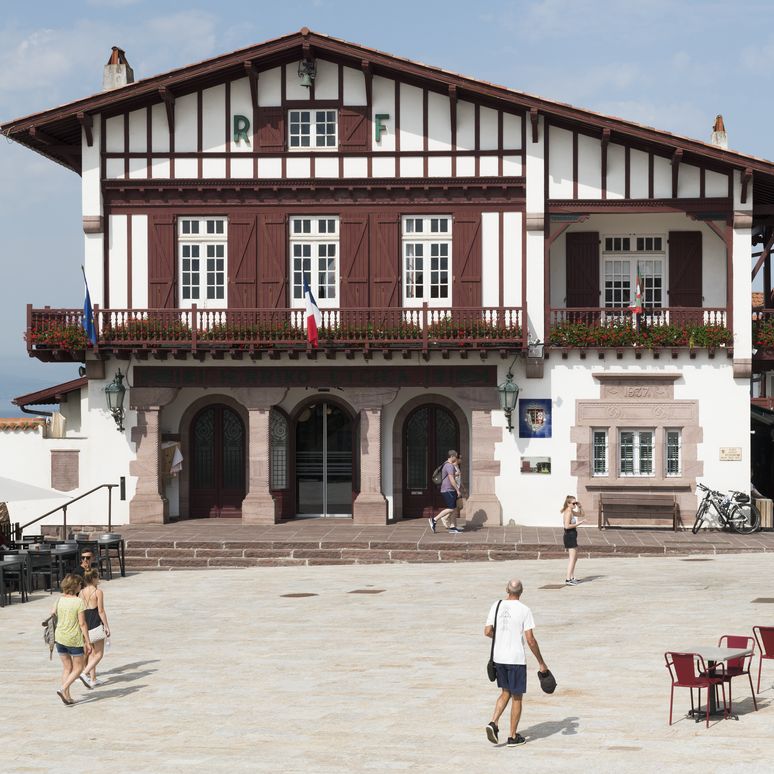 Mairie de Bidart, Vue depuis la place, (c) Région Nouvelle-Aquitaine, Inventaire général du patrimoine culturel, (c) Commune de Bidart, Photographie Adrienne Barroche