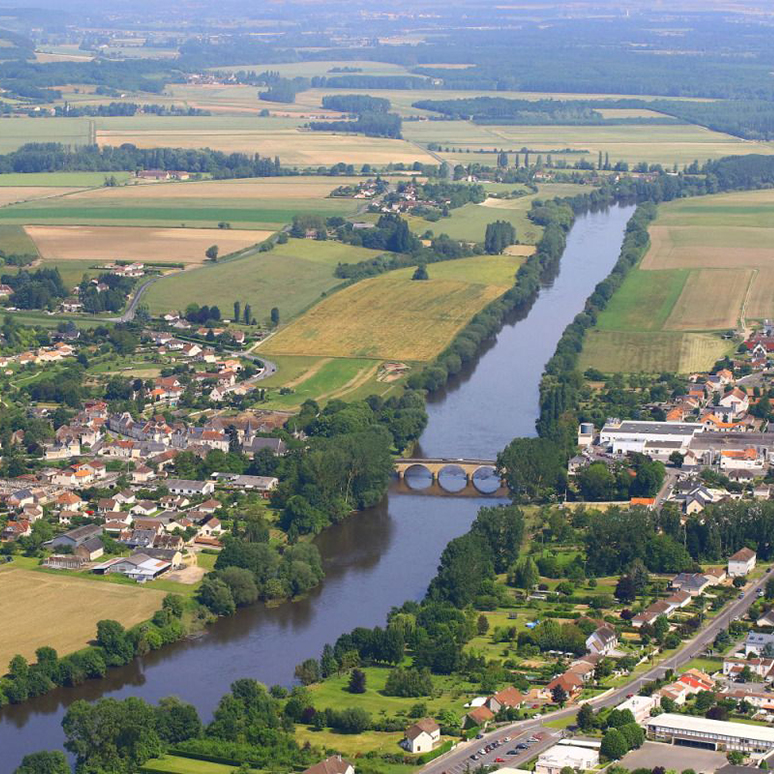 Vue aérienne de Dangé-Saint-Romain vers le nord, (c) Région Nouvelle-Aquitaine, Inventaire général du patrimoine culturel, photographie : Nicolas Mahu