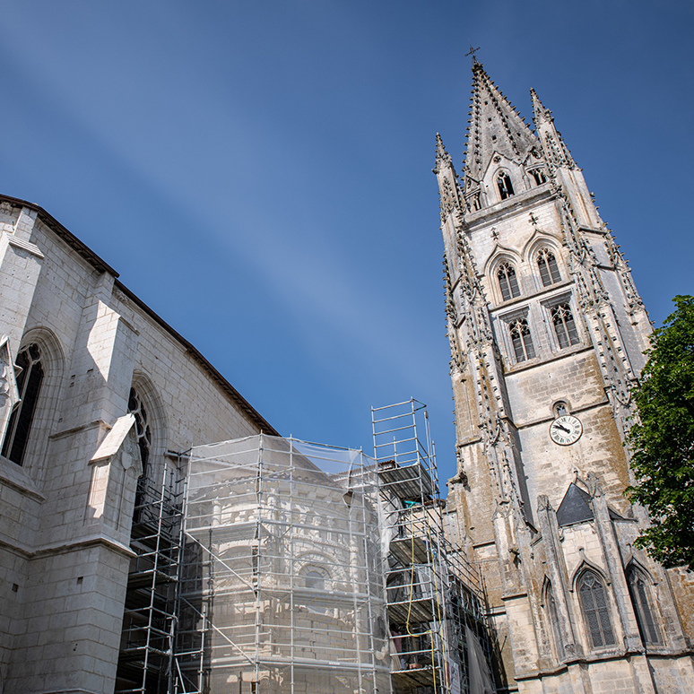 Travaux en cours sur la façade nord de l'église Saint-Eutrope de Saintes. (c) Ville de Saintes.