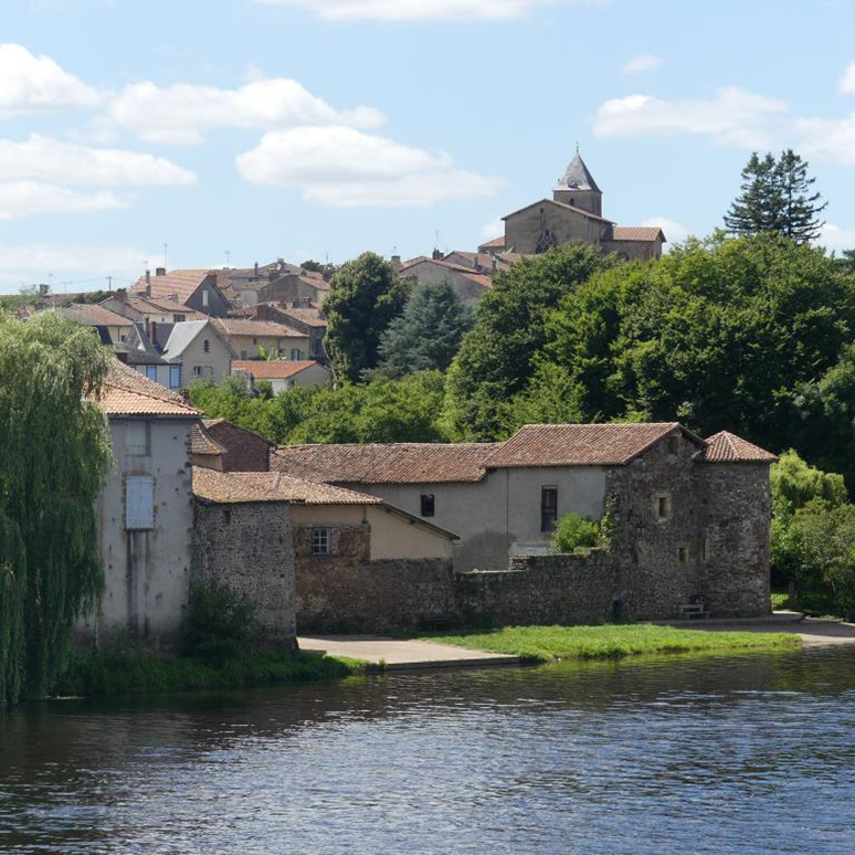 Vue du bourg d'Availles-Limouzine, depuis le pont au sud-est. (c) Région Nouvelle-Aquitaine, Inventaire général du patrimoine culturel / M. Favreau.