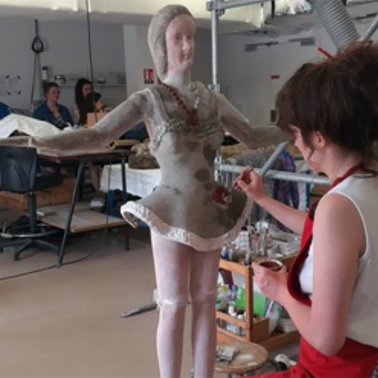 La restauration d’une statue de danseuse par une étudiante de l’Ecole supérieure d’art et de design TALM-Tours