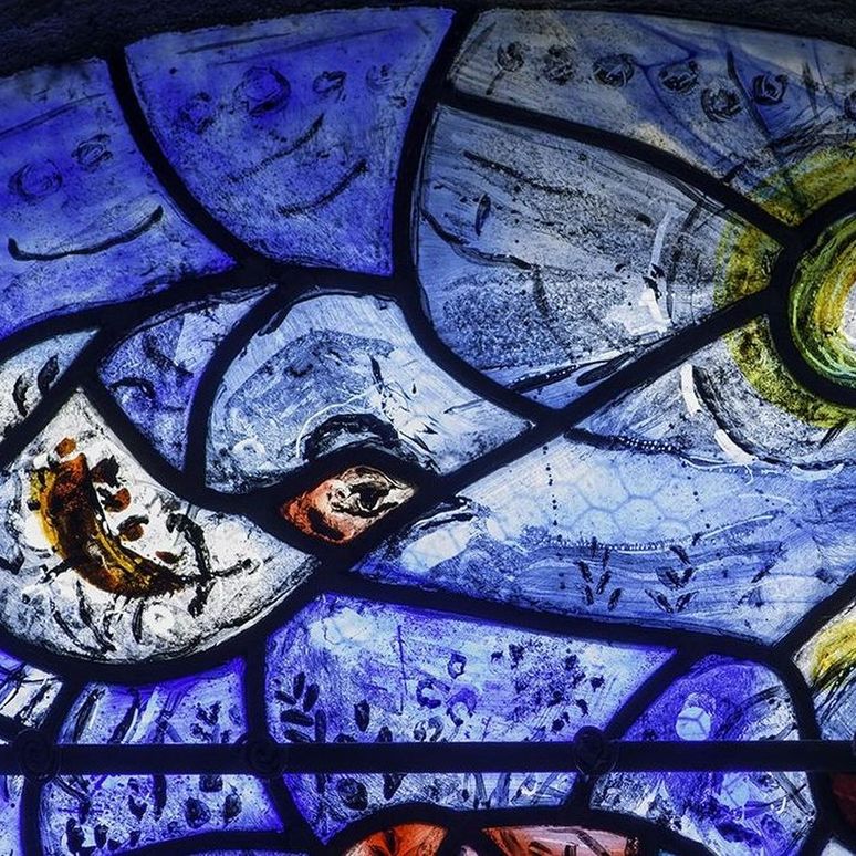 Art et création [Vitrail de l'oculus de la chapelle du Saillant par Marc...