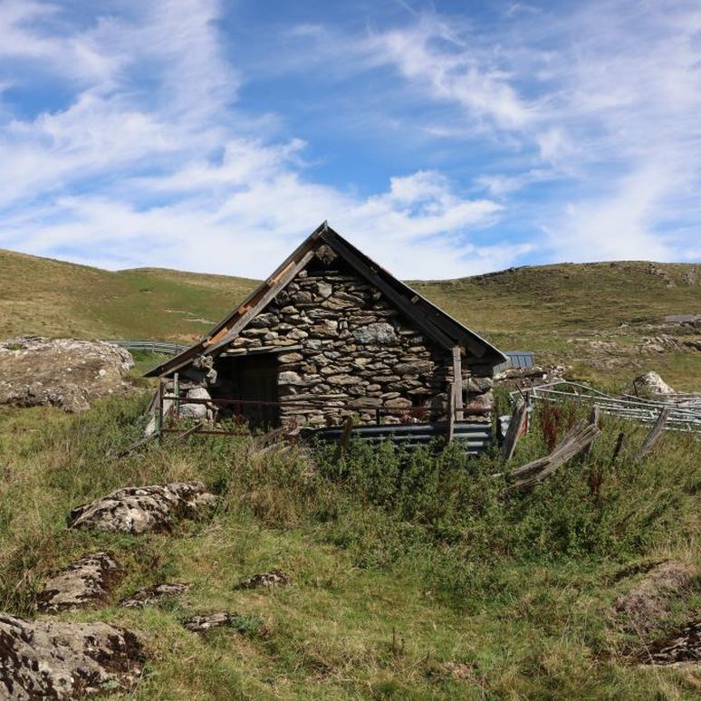 Sainte-Engrâce (64). Cabanes de berger dite Cayolar de Ligoleta. (c) Région Nouvelle-Aquitaine, Inventaire général du patrimoine culturel – Hadrien Rozier