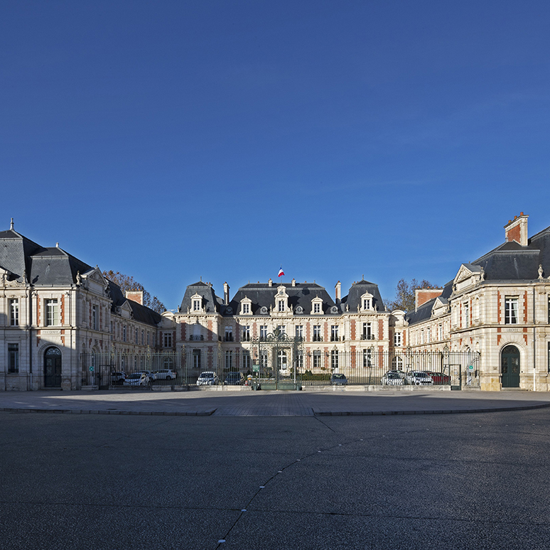 Façade sur la cour d’honneur. © Région Nouvelle-Aquitaine, Inventaire général du patrimoine culturel / Gilles Beauvarlet, 2021.