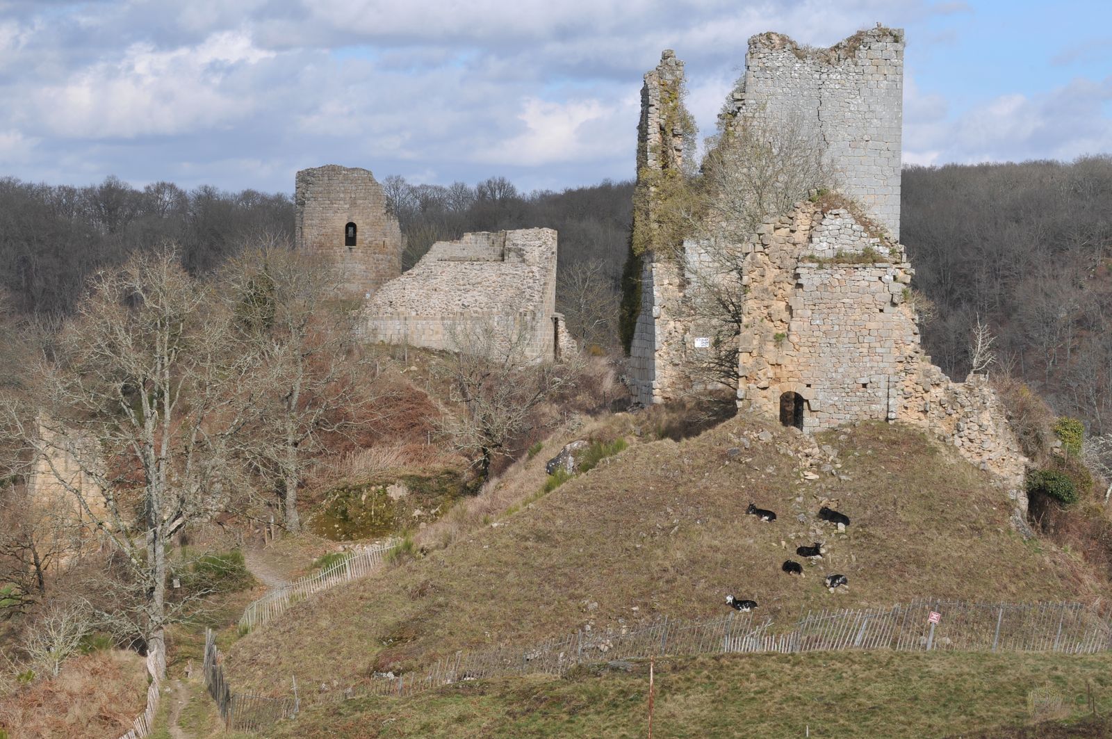 Ruines de la forteresse de Crozant © Région Nouvelle-Aquitaine, Inventaire Général du Patrimoine culturel ©Département de la Creuse, S. Lefèvre