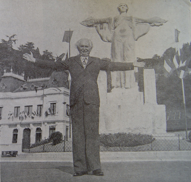 Claude Grange photographié en 1955 devant le monument aux morts de Vienne qu’il a sculpté en 1923. Photo R. Chaumartin publiée dans « Sud Est illustration », n° 6, janvier 1955. © Médiathèque de Vienne, cote B 1985.