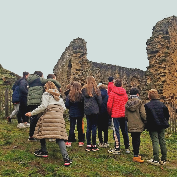  Visite du château de Châlucet par la classe de CM2 de Saint Jean Ligoure 
Copyright : ©Région Nouvelle-Aquitaine, J. Chalard-Deschamps